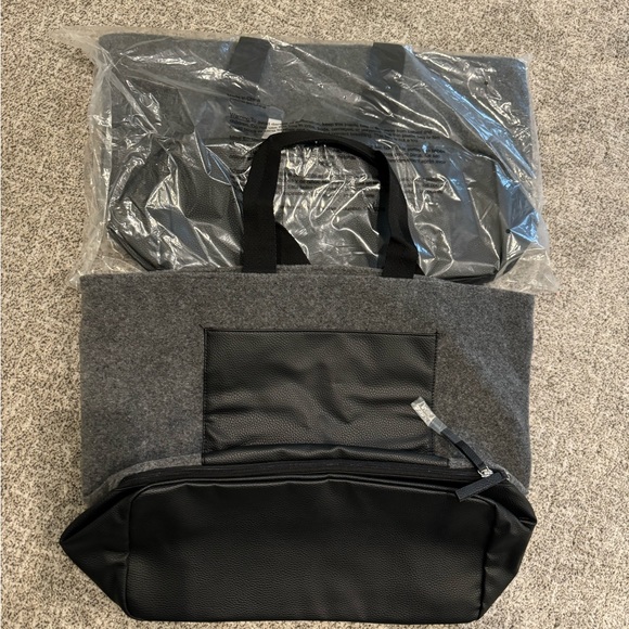 DSW 2 large travel luggage tote,duffle, gym, dance bags grey brand NEW - Picture 2 of 9